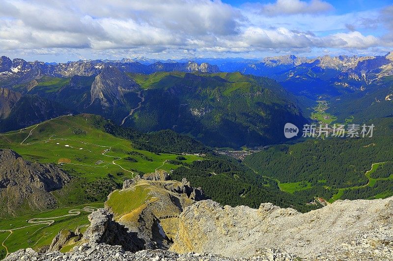 阿尔卑斯山村庄全景从SAS Pordoi, Dolomites，意大利泰洛阿尔卑斯山